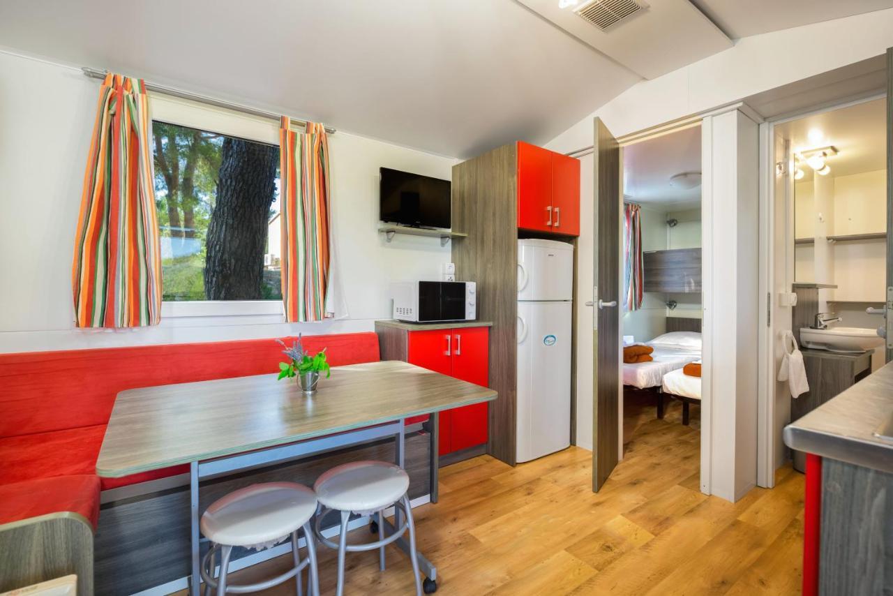 Kamp Vira Mobile Homes ฮวาร์ ภายนอก รูปภาพ