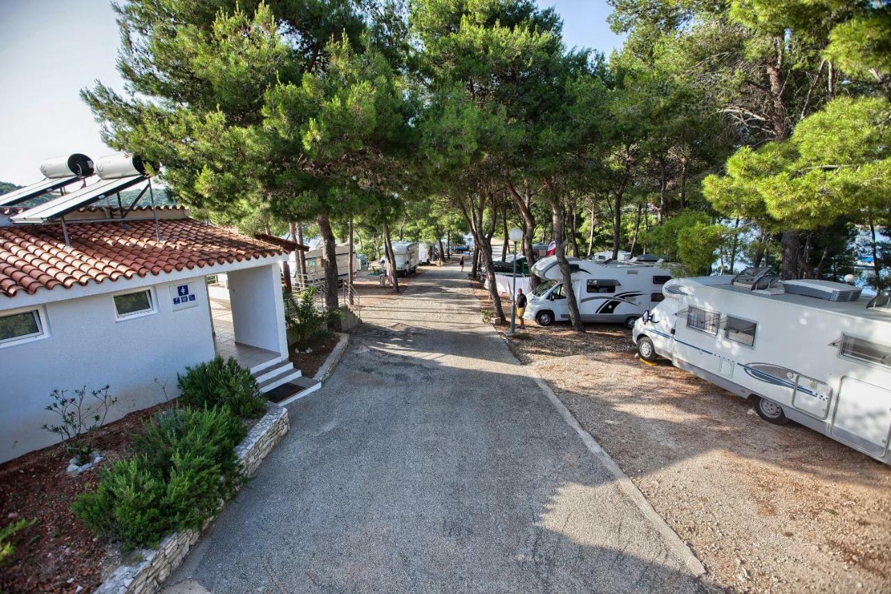 Kamp Vira Mobile Homes ฮวาร์ ภายนอก รูปภาพ